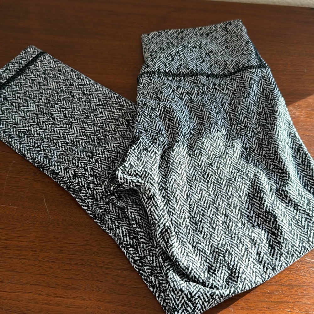 VEUC Lululemon Herringbone High Rise Wunder Under Crops Black White